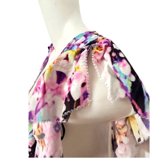 NWT Bebe Printed FLUTTER SLEEVE PRINT TOP Blouse Large - Picture 9 of 11